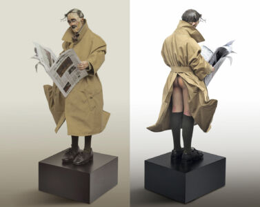 Era faticoso, ma Narciso riusciva comunque a essere all’altezza. Trench e giornale ben portati camuffavano cadute sociali incipienti; in effetti il segno di Narciso era esausto.
Il collasso avvenne in una giornata grigia: un colpo di vento mostrò a viso nudo la perdita del suo gradino sociale.<br>
2017 Resina, acrilico 60 x 160 x 60 cm