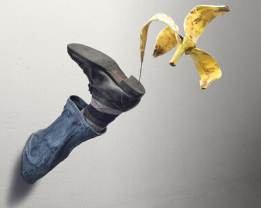 È scivolato su una buccia di banana: è un poveruomo a cui basta poco per cadere. Non tutti sanno però che esistono le banane-sentinella. Di mestiere fanno agguati: in prossimità del raggiungimento di un obiettivo ti impediscono il buon esito sistemandosi in punti deleteri per la scalata. Qui il crollo della costruzione d’immagine è verticale.<br>
2016 Resina, metallo, oggetti 35 x 70 cm