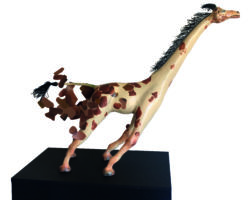 It was a great effort, but in the end the image was perfect. A design of indisputable beauty, epidemiologically unassailable in society. Shame about that blow of air that shocked her signs and status in an instant.<br>
2019 Lacquered epoxy resine, acrylics, other materials