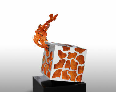 Per quelli a porte chiuse l’invito è: siate giraffe. Mantenete quella apparente durezza impenetrabile, ma lasciate fluttuare leggeri pensieri ed emozioni. Scoprite il fascino della forza vivendo con la danza nel cuore.<br>
2021 Corten 100x255x150 cm.